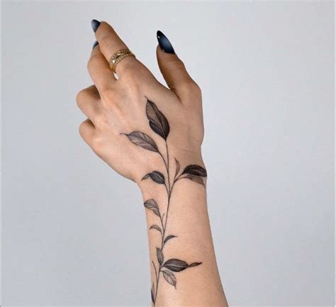 tatuaggio fiori braccio femminile|Tatuaggi femminili sensuali sul braccio: 15 esempi。